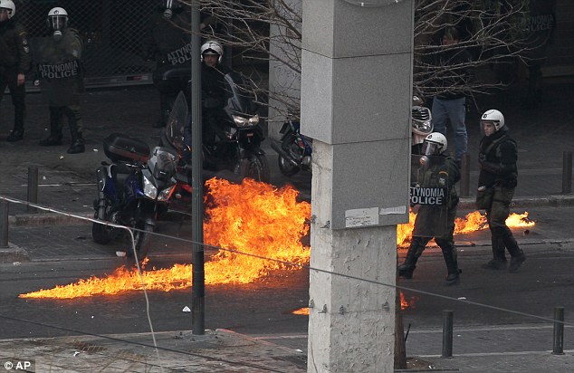 شرطة مكافحة الشغب في اشتعال النيران بينما كان المحتجون اليونانيون يحملون قنابل حارقة هياج من خلال أثينا والسكك الحديدية السياسيين Article-2099230-11AB3102000005DC-759_634x412
