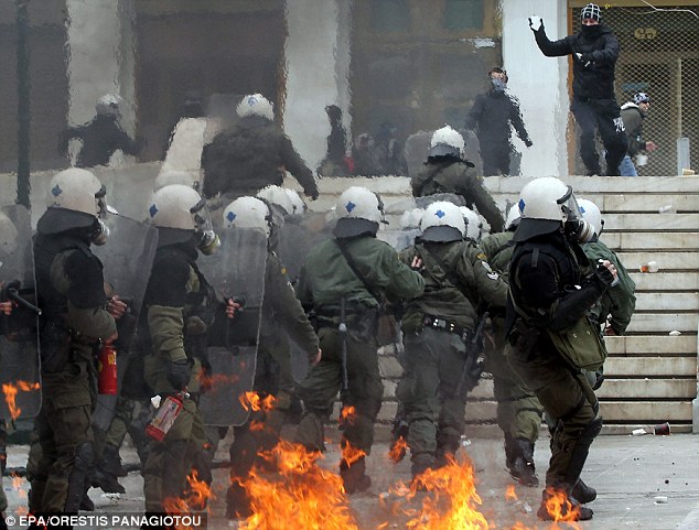 شرطة مكافحة الشغب في اشتعال النيران بينما كان المحتجون اليونانيون يحملون قنابل حارقة هياج من خلال أثينا والسكك الحديدية السياسيين Article-2099230-11AB3C7B000005DC-228_634x481
