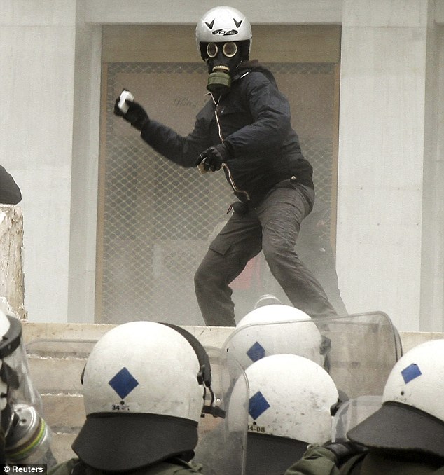 شرطة مكافحة الشغب في اشتعال النيران بينما كان المحتجون اليونانيون يحملون قنابل حارقة هياج من خلال أثينا والسكك الحديدية السياسيين Article-2099230-11ABB44B000005DC-770_634x678