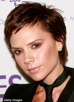 Çfarë ka ndodhur me fytyrën e Victoria Beckham (FOTO) Article-2102284-02BF98EB000005DC-948_306x423