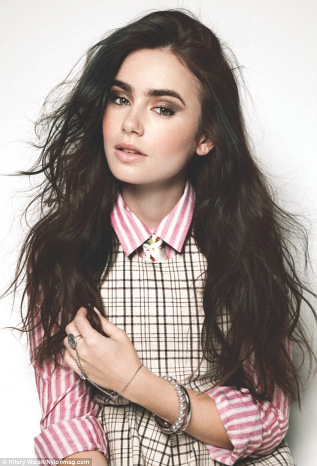 Lilly Collins Article-2106241-11E4F0DB000005DC-401_634x930