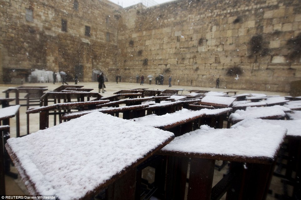 بالصور // الجليد يغطى القدس والضفة وتل ابيب Article-0-11FFFD33000005DC-481_964x641