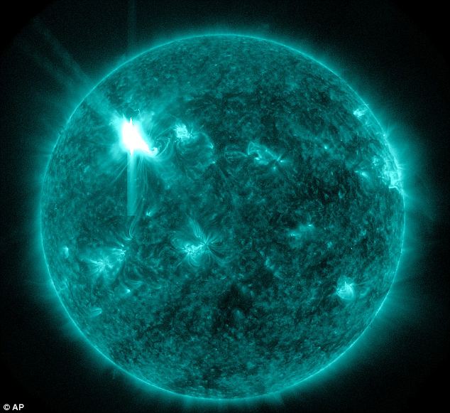  صور مذهلة للشمس خلال العواصف الشمسية هذا الأسبوع  images of the sun taken during this week's solar storms Article-2111506-1211A0BF000005DC-460_634x581