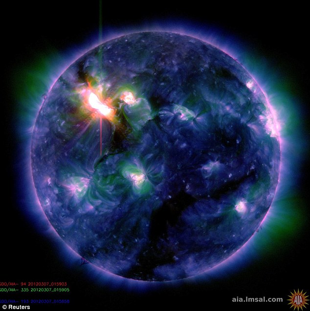  صور مذهلة للشمس خلال العواصف الشمسية هذا الأسبوع  images of the sun taken during this week's solar storms Article-2111506-121238B4000005DC-762_634x636