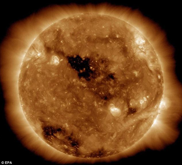  صور مذهلة للشمس خلال العواصف الشمسية هذا الأسبوع  images of the sun taken during this week's solar storms Article-2112521-121368DD000005DC-18_634x576