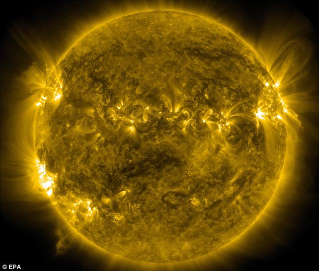  صور مذهلة للشمس خلال العواصف الشمسية هذا الأسبوع  images of the sun taken during this week's solar storms Article-2112521-1213694C000005DC-489_634x538