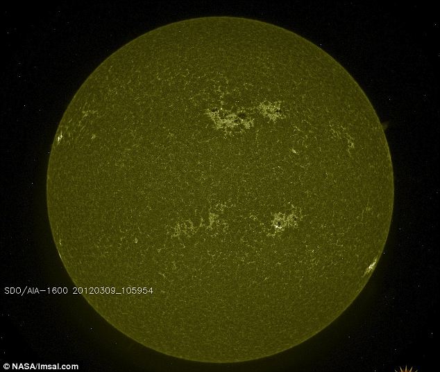  صور مذهلة للشمس خلال العواصف الشمسية هذا الأسبوع  images of the sun taken during this week's solar storms Article-2112521-12188809000005DC-767_634x537