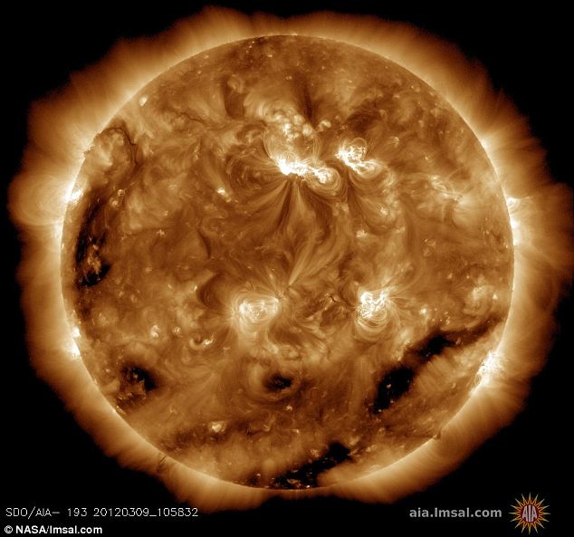  صور مذهلة للشمس خلال العواصف الشمسية هذا الأسبوع  images of the sun taken during this week's solar storms Article-2112521-12188C8F000005DC-674_634x593