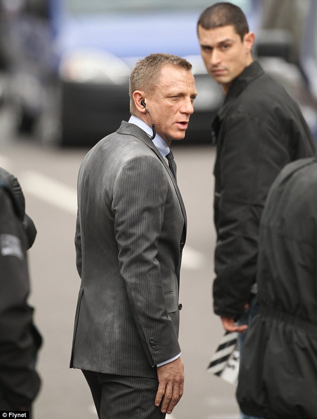 [Potential Spoilers] Official SKYFALL Photo Thread (Part I) - Page 30 Article-2113437-121E648D000005DC-724_634x836