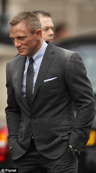 [Potential Spoilers] Official SKYFALL Photo Thread (Part I) - Page 30 Article-2113437-121E64C7000005DC-590_306x550