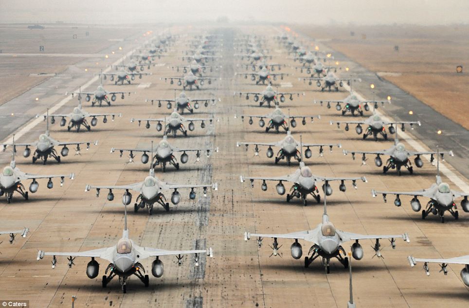 بالصور // مئات المقاتلات طراز F-16 للقوات الجوية لكوريا الجنوبية  تستعرض القوة ضد كوريا الشمالية وزعيمها الجديد Article-2114943-12292968000005DC-780_964x633
