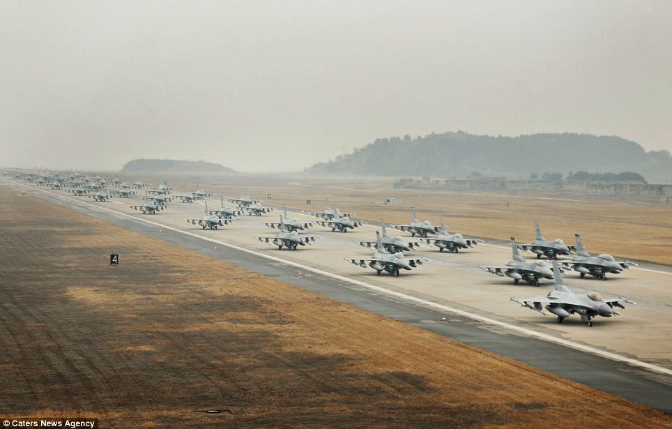 بالصور // مئات المقاتلات طراز F-16 للقوات الجوية لكوريا الجنوبية  تستعرض القوة ضد كوريا الشمالية وزعيمها الجديد Article-2114943-12292CA7000005DC-767_964x615