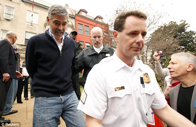 GEORGE CLOONEY ARRESTADO EN WASHINGTON Article-2115961-1233D47C000005DC-288_634x409