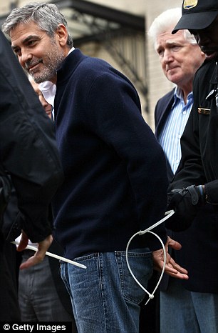 GEORGE CLOONEY ARRESTADO EN WASHINGTON Article-2115961-1233E0DF000005DC-794_306x466