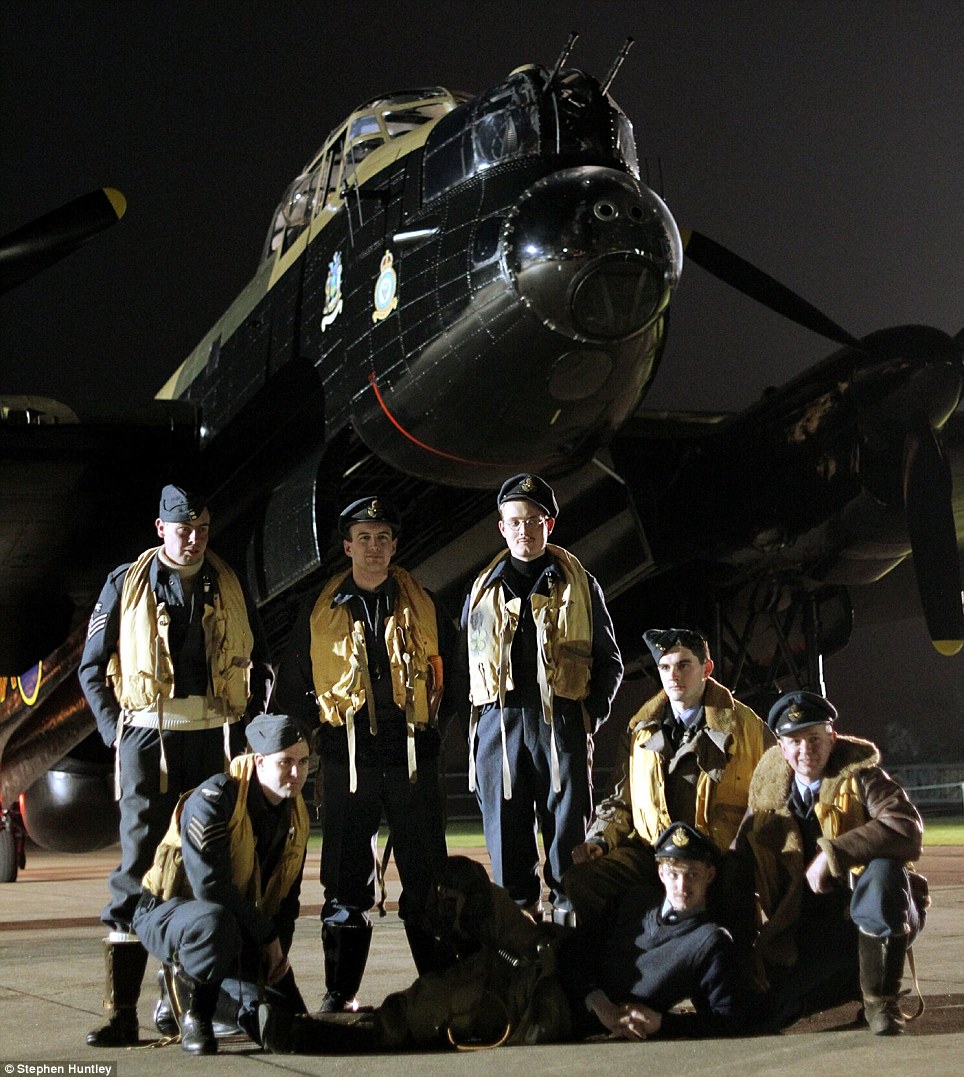 صور //  لانكاستر طاقم قاذفة يستعد للعمل 70 عاما ماضيه Lancaster bomber crew prepares for action 70 years on in  Article-0-124CDF25000005DC-448_964x1077