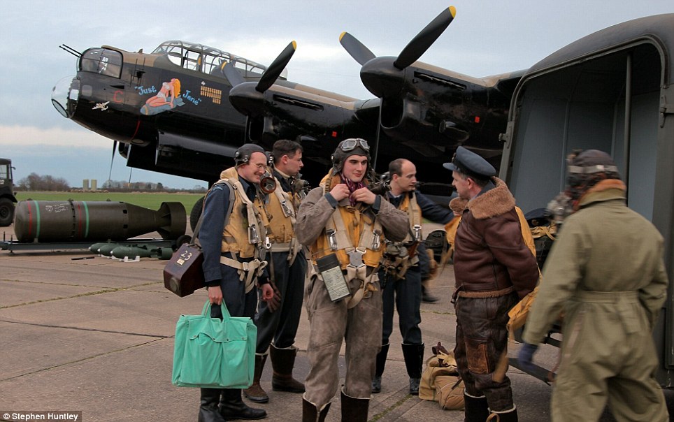 صور //  لانكاستر طاقم قاذفة يستعد للعمل 70 عاما ماضيه Lancaster bomber crew prepares for action 70 years on in  Article-0-124CDF59000005DC-764_964x604