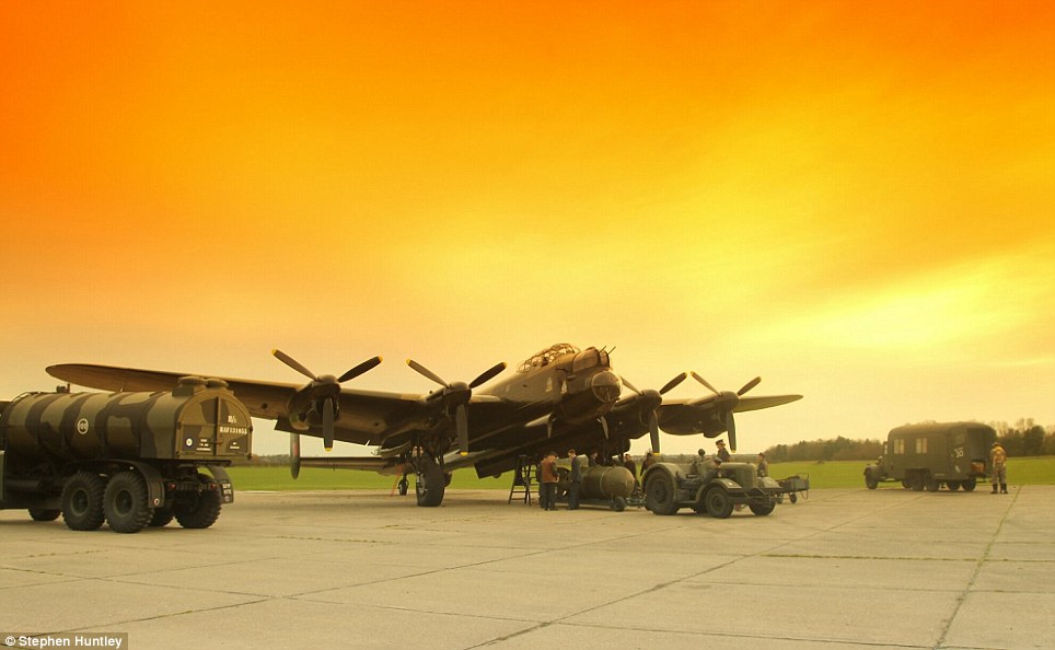 صور //  لانكاستر طاقم قاذفة يستعد للعمل 70 عاما ماضيه Lancaster bomber crew prepares for action 70 years on in  Article-0-124CDF60000005DC-82_964x594