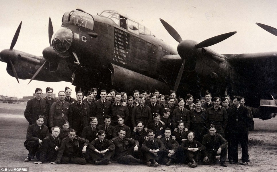 صور //  لانكاستر طاقم قاذفة يستعد للعمل 70 عاما ماضيه Lancaster bomber crew prepares for action 70 years on in  Article-2119392-006839D000000258-682_966x600