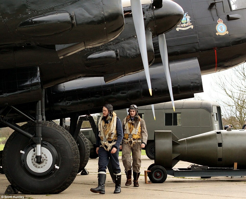 صور //  لانكاستر طاقم قاذفة يستعد للعمل 70 عاما ماضيه Lancaster bomber crew prepares for action 70 years on in  Article-2119392-124C286D000005DC-878_964x780