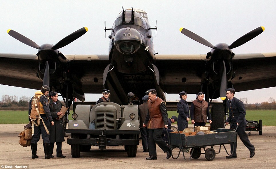 صور //  لانكاستر طاقم قاذفة يستعد للعمل 70 عاما ماضيه Lancaster bomber crew prepares for action 70 years on in  Article-2119392-124C287D000005DC-514_964x590