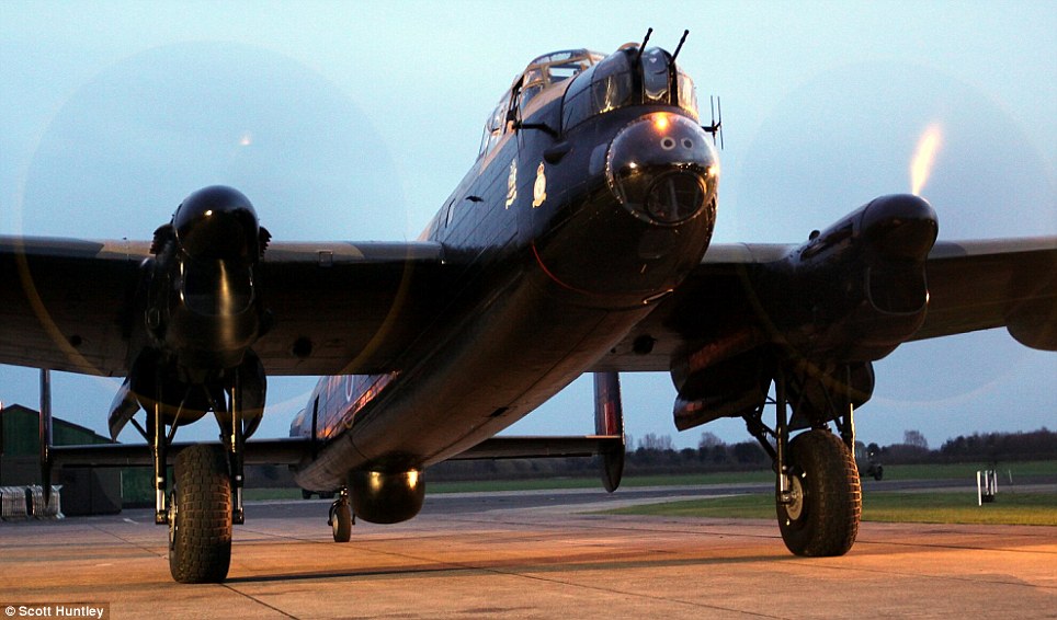 صور //  لانكاستر طاقم قاذفة يستعد للعمل 70 عاما ماضيه Lancaster bomber crew prepares for action 70 years on in  Article-2119392-124C2885000005DC-901_964x566