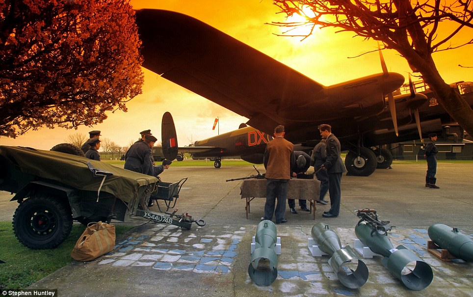 صور //  لانكاستر طاقم قاذفة يستعد للعمل 70 عاما ماضيه Lancaster bomber crew prepares for action 70 years on in  Article-2119392-124CDF29000005DC-898_964x605