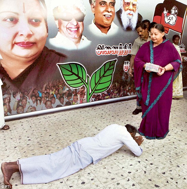 Jayalalitha indicates that she is opposed to BJP Article-2120782-12583E04000005DC-67_634x640