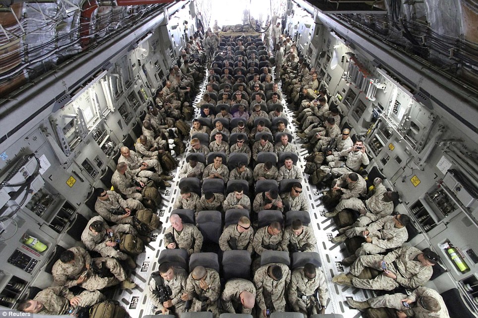 صور مذهلة للقوات الامريكية في طائرة عسكرية تطير بهم إلى أفغانستان Article-0-125AF9C9000005DC-875_964x641