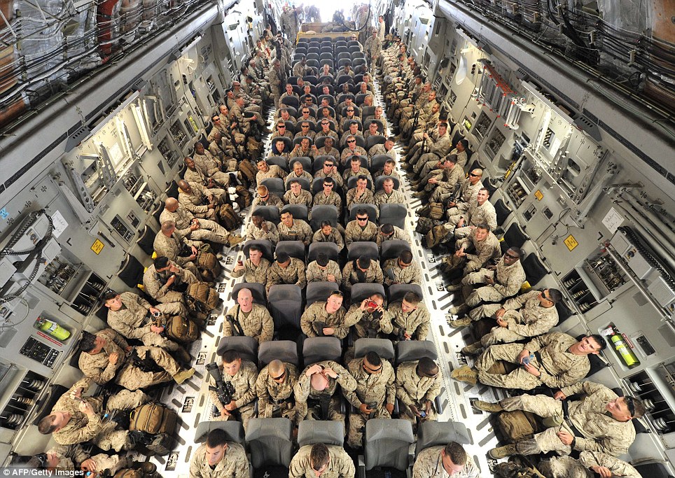صور مذهلة للقوات الامريكية في طائرة عسكرية تطير بهم إلى أفغانستان Article-0-125B8438000005DC-582_964x683