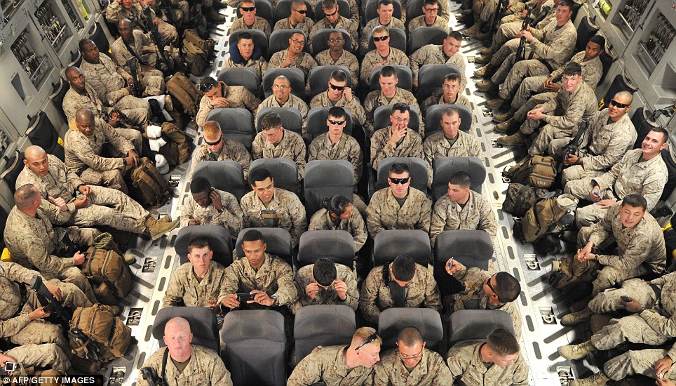 صور مذهلة للقوات الامريكية في طائرة عسكرية تطير بهم إلى أفغانستان Article-0-125B8AC7000005DC-431_964x550