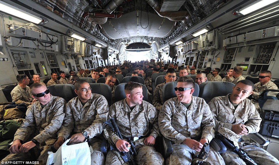 صور مذهلة للقوات الامريكية في طائرة عسكرية تطير بهم إلى أفغانستان Article-0-125B8B22000005DC-59_964x571
