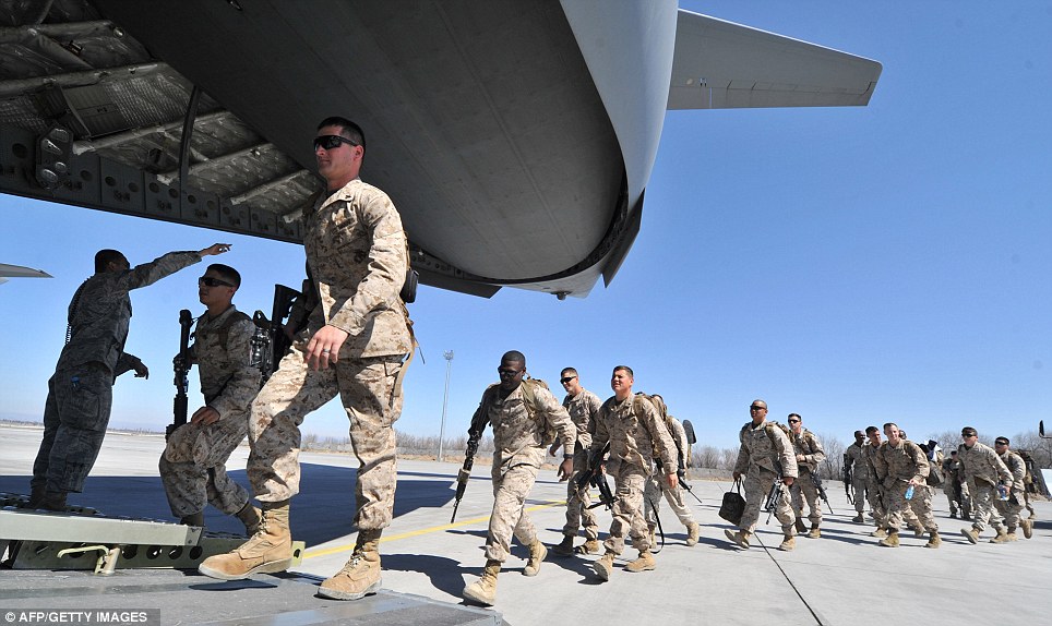 صور مذهلة للقوات الامريكية في طائرة عسكرية تطير بهم إلى أفغانستان Article-2121412-125B8001000005DC-219_964x574