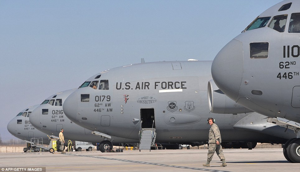 صور مذهلة للقوات الامريكية في طائرة عسكرية تطير بهم إلى أفغانستان Article-2121412-125B9115000005DC-395_964x554