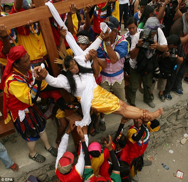 بالصور // المسيحيون على الصلبان في إعادة  يوم الجمعة العظيمة من وفاة المسيح في الفلبين Article-2126024-127D3982000005DC-750_634x615
