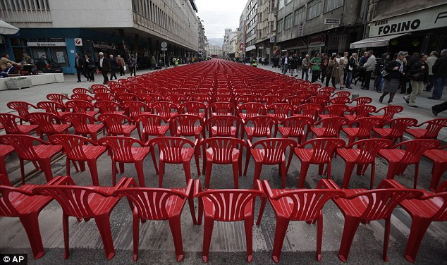 بالصور // البوسنة تتذكر شهدائها يطريقة الكراسي الفارغة في سراييفو  ذكرى مقتل 11541 بعد 20 عاما  Article-2126117-127D7449000005DC-573_634x376