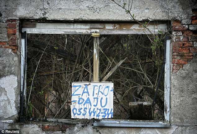 بالصور // البوسنة تتذكر شهدائها يطريقة الكراسي الفارغة في سراييفو  ذكرى مقتل 11541 بعد 20 عاما  Article-2126117-127DC5E8000005DC-271_634x430