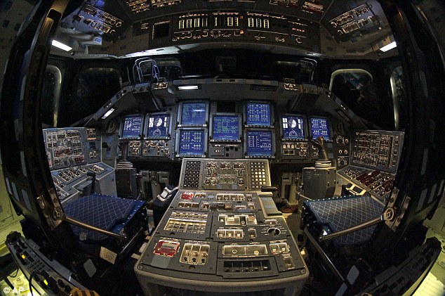 بالصور //  من داخل قمرة القيادة لمكوك الفضاء انديفور Article-0-127EB2BF000005DC-991_634x421