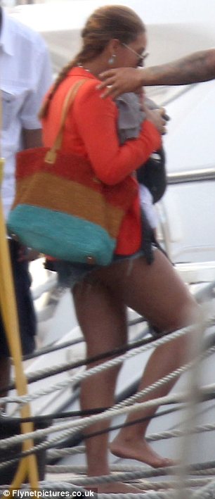 Beyoncé > Apariciones en público <Candids> [II] - Página 9 Article-2127133-12856453000005DC-222_306x709