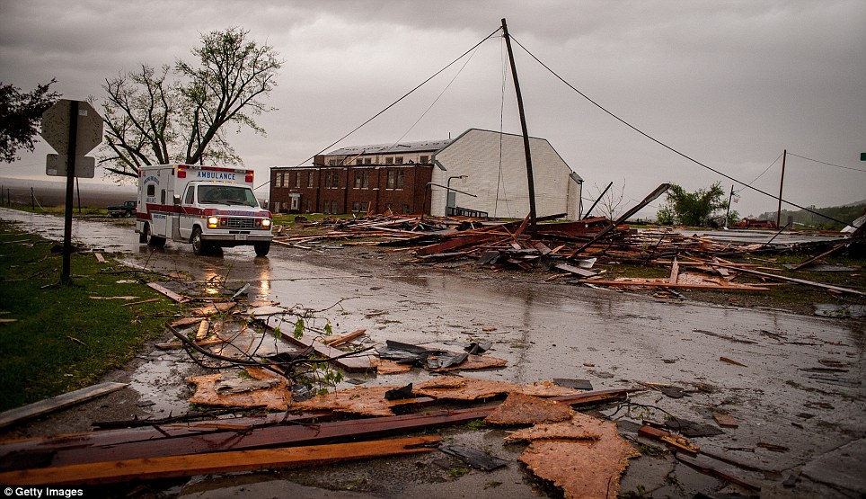 Cinco muertos y 37 heridos, al menos en Oklahoma como 122 tornados masa del Medio Oeste que rasga a través de hospitales, viviendas y destrozando ciudades enteras Article-2129623-1299ED80000005DC-834_964x555