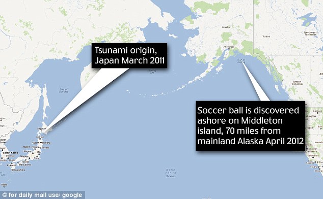 Un balón procedente del tsunami de Japón llega a Alaska en buen estado un año después Article-2133388-12B57BCB000005DC-190_634x392