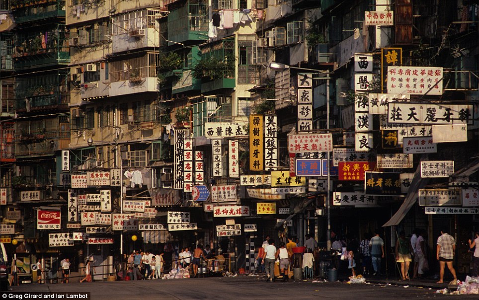 Kowloon, la ciudad más poblada del mundo. Article-2139914-12EF321E000005DC-81_964x604