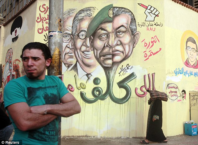 بالصور // مصر تنتخب الرئيس Article-2148574-133C1676000005DC-344_634x465