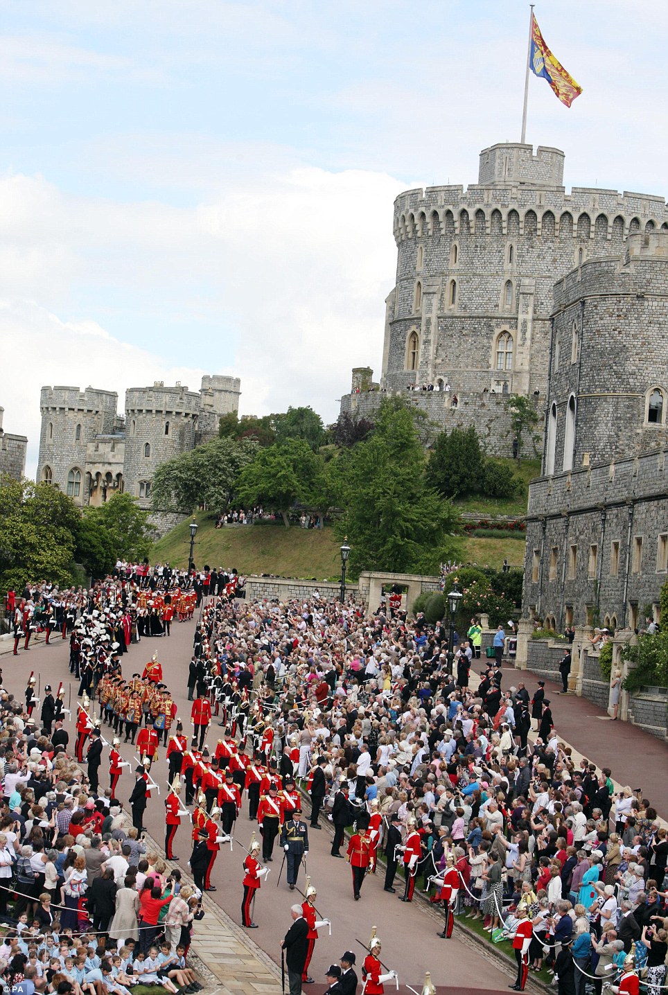 Mariage du prince William et Kate Middleton - Page 17 Article-2161129-13AB3BD5000005DC-300_964x1436