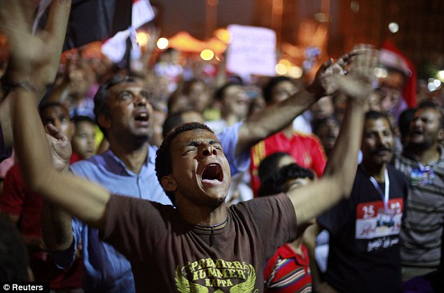 صور انصار مرسى وشفيق من التحرير Article-2162519-13B4FB0E000005DC-45_634x419