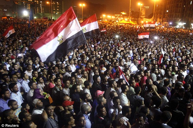 صور انصار مرسى وشفيق من التحرير Article-2162519-13B54694000005DC-437_634x420