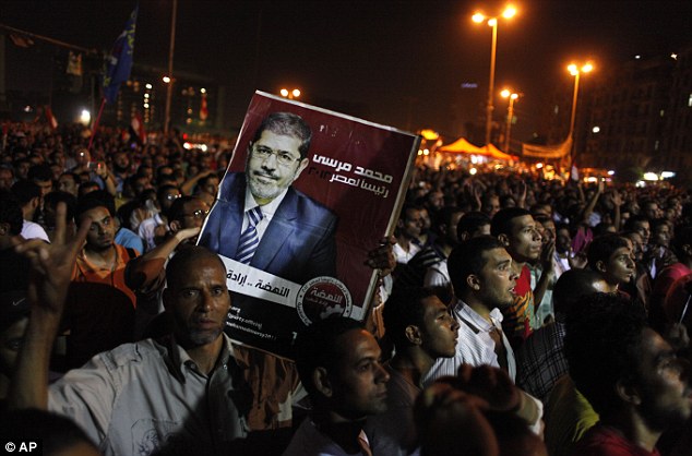 صور انصار مرسى وشفيق من التحرير Article-2162519-13B557D9000005DC-1000_634x418