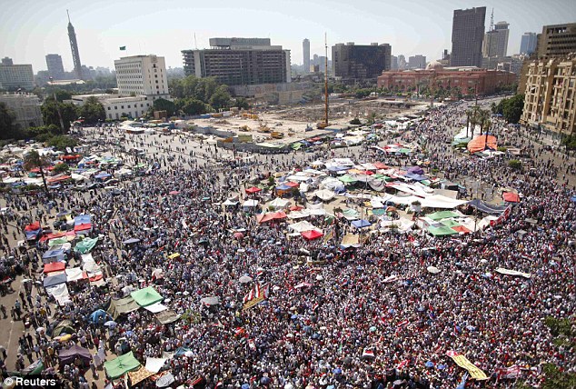  بالصور // محمد مرسى رئيسآ رسميآ لجمهورية مصرالعربية // فقط من امواج Article-2163978-13C31030000005DC-118_634x428
