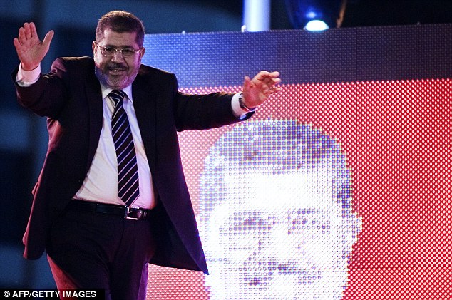  بالصور // محمد مرسى رئيسآ رسميآ لجمهورية مصرالعربية // فقط من امواج Article-2163978-13C36C6F000005DC-874_634x421