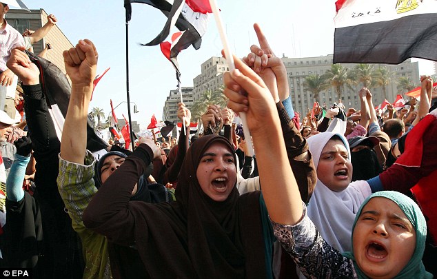  بالصور // محمد مرسى رئيسآ رسميآ لجمهورية مصرالعربية // فقط من امواج Article-2163978-13C3947D000005DC-484_634x405