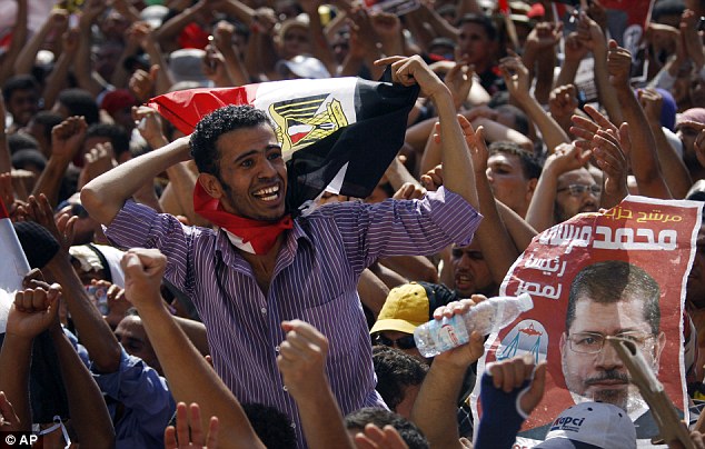  بالصور // محمد مرسى رئيسآ رسميآ لجمهورية مصرالعربية // فقط من امواج Article-2163978-13C3A09B000005DC-774_634x404